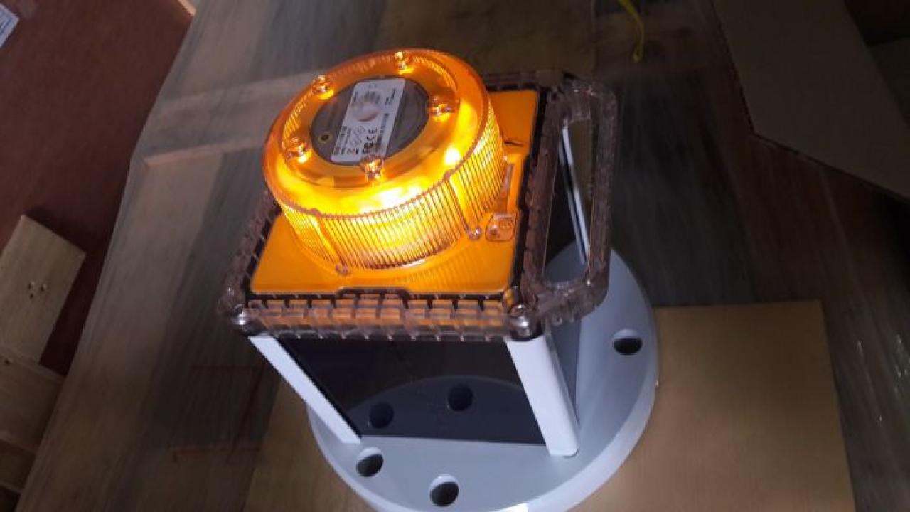 Baliza de obstáculo naranja encendida
