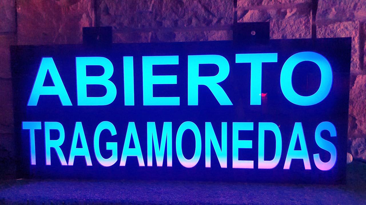 Cartel LED azul que dice abierto