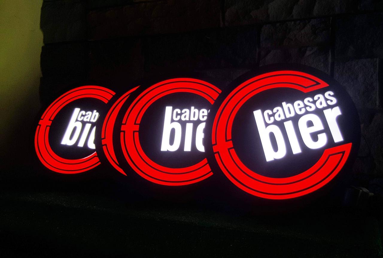 Carteles circulares retroiluminados de una cervecería