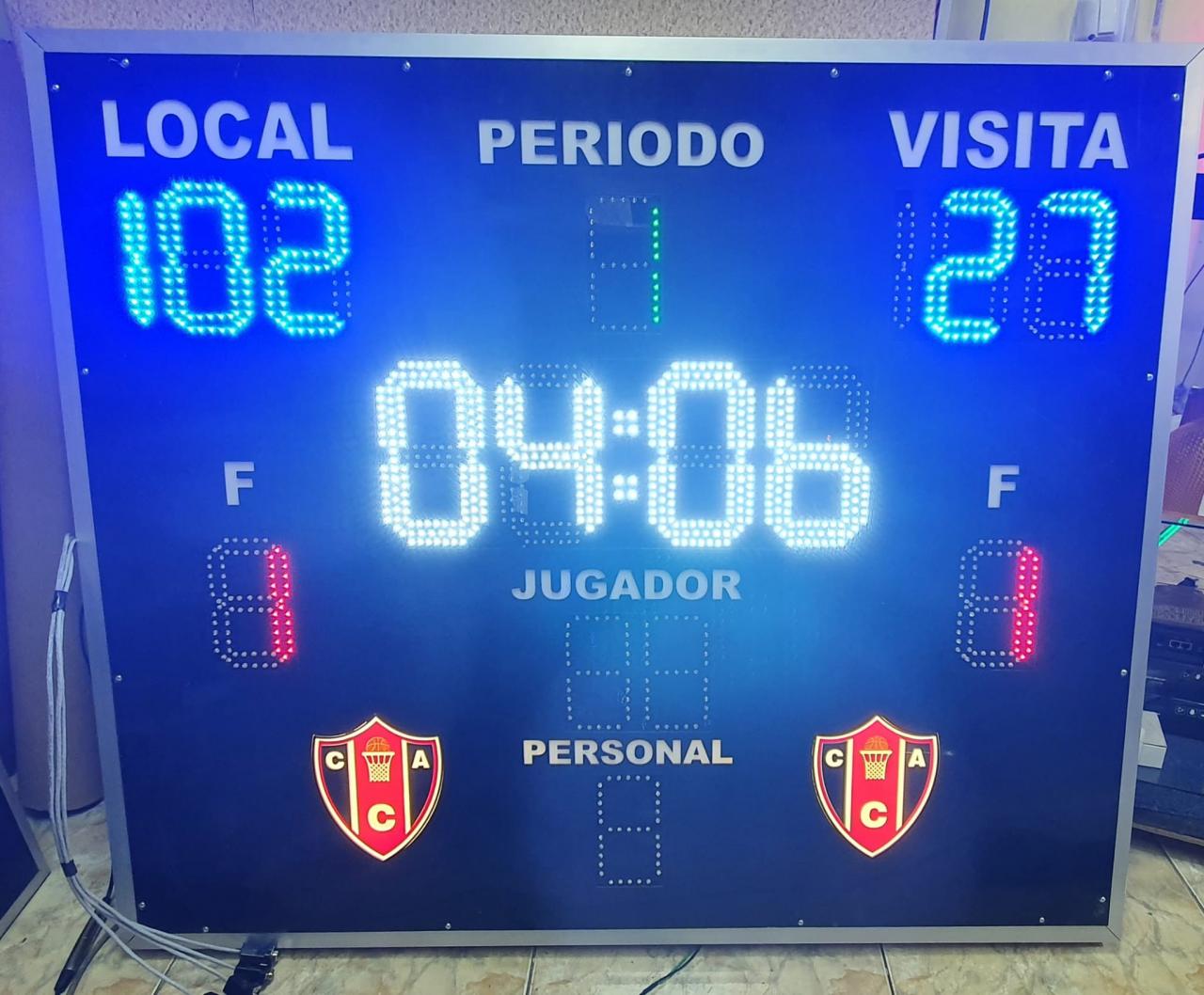 Tablero azul con escudos de club