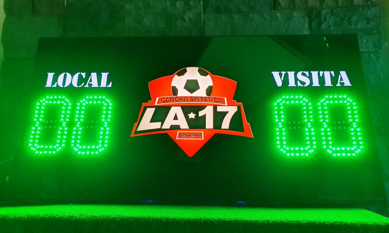 Tablero de fútbol con logo de liga